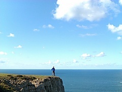 <p>la altura es bastante grande e impresiona estar a la orilla del acantilado.</p>