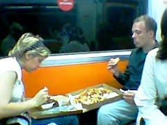 <p>Dentro del metro la pareja poniendose las botas con unas buenas pizzas..</p>