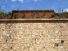 <p>el lugar es impresionante, pues estamos instalados detras del Castillo de Montjuich... Donde realizaron fusilamientos en la guerra, en cambio esta vez nos reuniamos en nombre de la paz y de la concordia.</p>