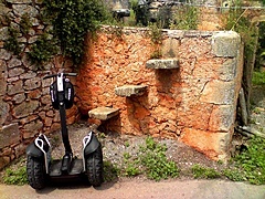 <p>Esta parte de la  casa es muy peculia, esas piedras son escalones que te permiten subir a un pozo que está en la parte de arriba.</p>