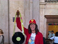 <p>en una feria en la estación de francia, sostengo un bolso realizado con vinilos... de Verde Records.</p>