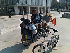 <p>Un amigo especial que recorre el mundo con su bici y sus trastos, amablemente aceptó esta foto.</p>