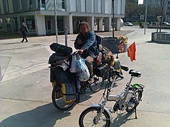 <p>Un amigo especial que recorre el mundo con su bici y sus trastos, amablemente aceptó esta foto.</p>