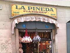 <p>los mejor charcuteria de barcelona... siempre la visito, dentro es una bodegita típica catalana... muy cerca de la Catedral.</p>