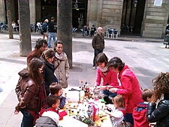 <p>plaza Real, escuela de diseño de flores para los chavales del barrio y no chavales.</p>