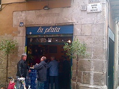 <p>Hay un lugar que os aconsejo que vayais cuando paseis por barna, los mejores</p>
<p>pescaditos, los mejores tomates y cebollas Ah!! el mejor Rosado el de la casa.... </p>