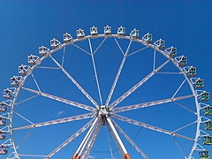 <p>la noria instalada en el Forum, en la feria de Abril 2012 bcn.</p>