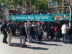 <p>es increible las colas de turistas para ir en el bus turist.</p>