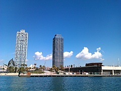 <p>las torres vistas desde la entrada del puerto olimpico lado mar.</p>