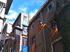 <p>Estas banderas que veis... no es que es la fiesta nacional catalana, el dueño del edificio las pone para que los okupas no entren, ya que está deshabitado.</p>