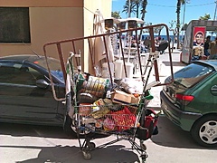 <p>carrito del trapero, en barcelona hay cantidad de estas personas que buscan por toda la ciudad lo que desechamos.</p>