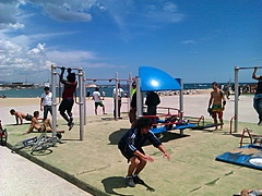 <p>en la playa de la barceloneta, donde antes había restaurantes especializados en pescados y paellas ahora es... para ponerse en forma, como vereis bastante concurrido.</p>