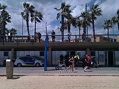 <p>El paseo de la Barceloneta visto desde la playa, al fondo la central de la policia local... con viktoria mi bici eléctrica posando para la posteridad!  (bcn)</p>