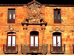 <p>me encanta - en la plaza de la catedral de oviedo.</p>