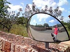 <p>autoretrato en el cruce de un  camino rural en cala do´r  mallorca.</p>