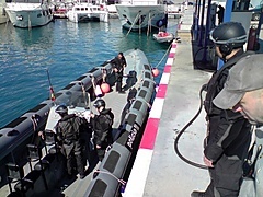 <p>foto especial, la policia y su lanchita de intervención, mi amigo a la derecha zapata flipando por el momentazo, ellos accedieron que les hiciera unas fotos!... barcelona puerto maritimo.</p>