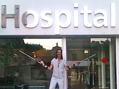 <p>en la entrada del hospital de la Esperanza... me han tratado de maravilla y ahora sólo voy al fisioterapeuta... poco a poco, aunque con muletas.</p>