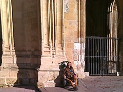 <p>Siempre que sale sol en Oviedo, me voy a la puerta de la catedral un ratito.</p>